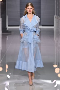 04-ralph-and-russo-ss18.thumb.jpg.ef345f5f82c2db61f066f4f70a4311f0.jpg
