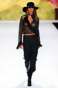0_anna-sui-fw-2000-1_html.thumb.JPEG.e58479827ee262ed0d0654170599a9dc.JPEG