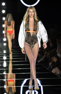 0_christian-dior-ss-2001-1_html.thumb.JPEG.b87014804d101969016329832ce2d4d6.JPEG