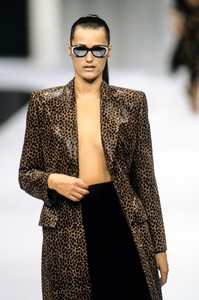 10_escada-ss-1999-3_html.thumb.JPEG.da91019319c52389e852030a0beee118.JPEG