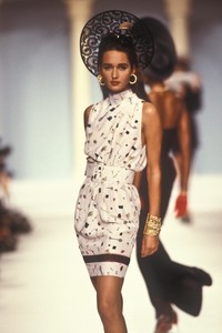 12_karl-lagerfeld-ss-1988-6_html.thumb.JPEG.f9122d7857674c7122ac1cab194f9afb.JPEG