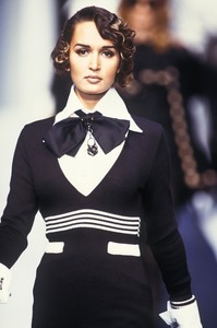 13_karl-lagerfeld-fw-1992-1_html.thumb.JPEG.6c0582cac77ee6e6f0f65c81798f24bc.JPEG