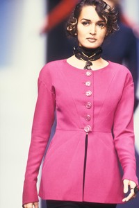 14_karl-lagerfeld-fw-1992-2_html.thumb.JPEG.f4f2d2b8b531f368ca34f1660bdb27d5.JPEG