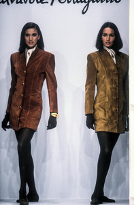 15_salvatore-ferragamo-fw-1990-2_html.thumb.JPEG.99df336f9ba02ed63f8fbf752095309e.JPEG