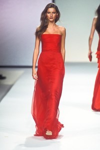 15_valentino-fw-2000-16_html.thumb.JPEG.2c5ff6f4799a9aca10d3abd56d73c3e6.JPEG