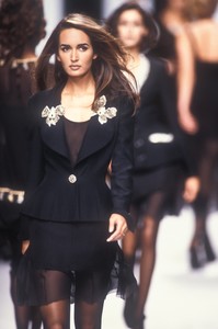 18_karl-lagerfeld-ss-1992-4_html.thumb.JPEG.2ec42a7a4f6b8d9426a4eb26c2107317.JPEG