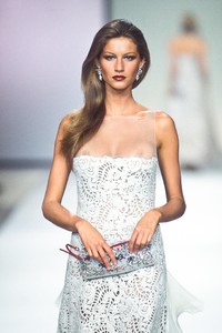 19_valentino-fw-2000-20_html.thumb.JPEG.e0f474c06f884ce79939ef099f18b7b8.JPEG