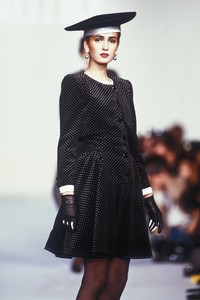 1_valentino-fw-1987-2_html.thumb.JPEG.ba4382807d5af7f00e82bb33c0bb2576.JPEG