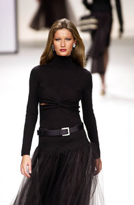 1_valentino-fw-2000-2_html.thumb.JPEG.573b32cfd82ed47dfee861a8e2d06ef0.JPEG