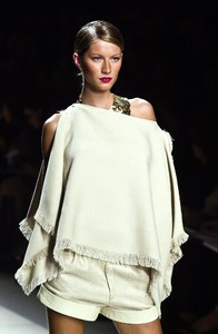 1_valentino-ss-2001-2_html.thumb.JPEG.e8ad53aea4beab77956dd35406f37066.JPEG