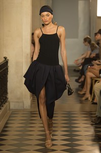 21-jacquemus-ss18-pfw.thumb.jpg.77bd1fd7b33d2ac980b40635bb29ef32.jpg