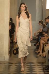 22-jacquemus-ss18-pfw.thumb.jpg.49b1760e8d74de71cc8674cccf51566e.jpg