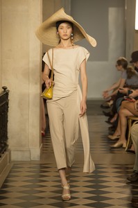 27-jacquemus-ss18-pfw.thumb.jpg.09b99430713e8c7408f1dee8601a4745.jpg