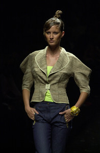 2_chloe-ss-2001-3_html.thumb.JPEG.55a9af8e31a6be012c2d827f64c628c6.JPEG