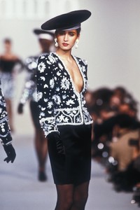 2_valentino-fw-1987-3_html.thumb.JPEG.1f006b41bff6c46610eb90de1369ac0b.JPEG