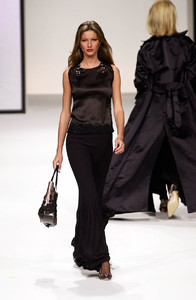 2_valentino-fw-2000-3_html.thumb.JPEG.72aeed43aab33a586f17642bc96acc66.JPEG