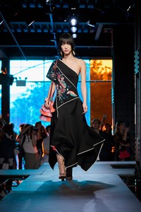 34-dvf-spring-2018.thumb.jpg.2d390e8927200a30180fa0d6acf09a19.jpg