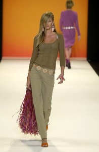 3_anna-sui-ss-2001-4_html.thumb.JPEG.5d3a93f1de9916c07fc1141d2036ccd4.JPEG