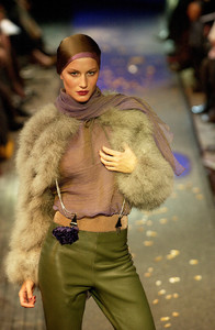 3_jean-paul-gaultier-fw-2000-4_html.thumb.JPEG.d444f1690787578790c4441014a27403.JPEG