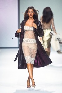 3_valentino-fw-2000-24_html.thumb.JPEG.a19aa846bd81395478e351f4cd162a28.JPEG