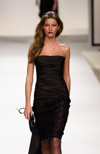 3_valentino-fw-2000-4_html.thumb.JPEG.99ca3f4fba591cf9c348fe05168f223a.JPEG