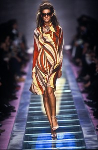 3_versace-fw-2000-4_html.thumb.JPEG.2e4645c5726f998405c21ebc107da7cf.JPEG