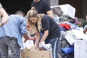 43BCCD9200000578-4839710-Tough_times_Rita_Ora_was_seen_throwing_herself_into_the_Hurrican-a-1_1504178077895.jpg