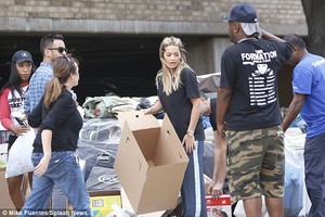 43BCCDB200000578-4839710-Mucking_in_The_blonde_beauty_was_surrounded_by_fellow_do_gooders-a-8_1504178103759.jpg