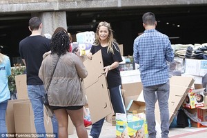 43BCCE4C00000578-4839710-Helping_out_Throwing_herself_into_the_hard_work_Rita_blended_in_-a-7_1504178100612.jpg