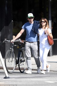 43C0735000000578-4842360-Taking_a_walk_The_pair_who_bonded_on_the_set_of_their_critically-a-74_1504221341512.jpg