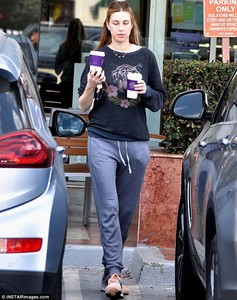 43C2A5A500000578-4842480-Balancing_act_She_carefully_carried_her_cups_of_coffee_as_she_wa-a-3_1504225455417.jpg