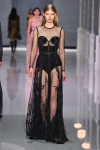 44-ralph-and-russo-ss18.thumb.jpg.1a3d04b785fd09457c5e2492fe410b22.jpg