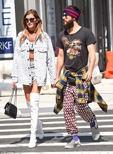 44235D7900000578-4871606-Friendly_Model_Caroline_D_Amore_33_took_a_stroll_with_Jared_Leto-a-109_1505109888650.jpg