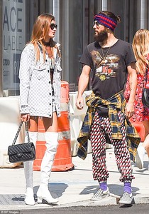 44240FA900000578-4871606-Scruffy_Leto_sported_a_large_beard_and_wore_a_red_and_blue_headb-a-113_1505109888749.jpg