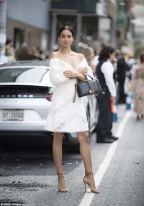 4429F67D00000578-4874440-Primped_Her_look_was_complete_with_a_subtle_makeup_look_that_fea-a-11_1505173417113.jpg