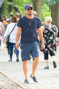 444CD94200000578-4888692-Solo_Leonardo_DiCaprio_kept_a_low_profile_as_he_strolled_through-a-17_1505493259911.jpg