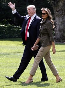 4451CC8300000578-4889382-Earlier_that_day_Melania_and_President_Trump_put_on_a_united_fro-a-15_1505515842793.jpg