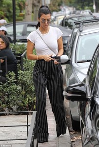 4468A3A100000578-4893594-Sunday_funday_Kourtney_tucked_a_tiny_white_cotton_T_shirt_into_h-a-1_1505687545875.jpg