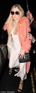 44776E7A00000578-4898160-Stylish_in_silk_Lottie_Moss_was_dressed_to_impress_in_a_silk_sli-a-13_1505813876217.jpg