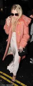 44776ED600000578-4898160-Stylish_in_silk_Lottie_Moss_was_dressed_to_impress_in_a_silk_sli-a-16_1505813876242.jpg