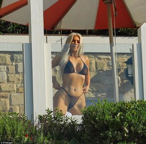4483CCF600000578-4899500-At_the_mansion_The_mother_of_two_was_also_seen_in_her_beachside_-m-98_1505926072833.jpg