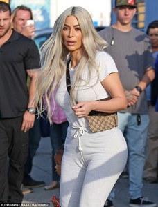 44927B2E00000578-4908634-Au_natural_Daring_to_impress_Kim_rocked_a_simple_white_tee_that_-a-7_1506045866987.jpg