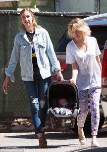 4497926800000578-4911086-Motherly_bonding_Whitney_Port_was_spotted_out_for_the_first_time-m-1_1506107501985.jpg