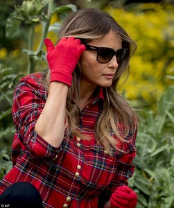 449991FD00000578-4911062-At_one_point_Melania_used_her_gloved_hand_to_tuck_her_long_hair_-m-39_1506105263070.jpg