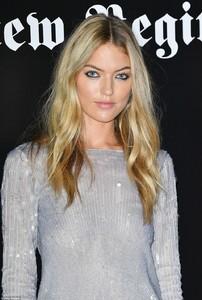 449A3C8200000578-4911546-Glam_Plumping_her_rosebud_pout_with_taupe_lipstick_Martha_highli-a-114_1506118877364.jpg