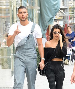 44DC215500000578-4933850-Besotted_Kourtney_Kardashian_and_Younes_Bendjima_still_looked_in-a-114_1506739777817.jpg
