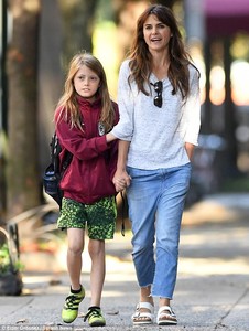 44DC439100000578-4934332-Pride_and_joy_On_Friday_Keri_Russell_enjoyed_some_family_time_wi-m-17_1506706259753.jpg