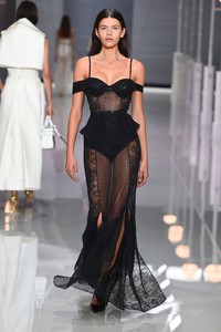 46-ralph-and-russo-ss18.thumb.jpg.32b8556a467e707479550af8e91165db.jpg