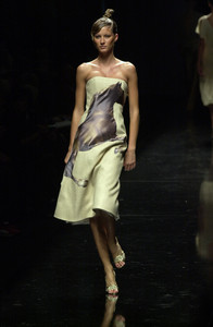 4_chloe-ss-2001-5_html.thumb.JPEG.ff8c42d8c220e38f192c7e698b177030.JPEG