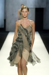 4_donna-karan-ss-2001-5_html.thumb.JPEG.9000aa9d4ba50cd86c6325cbaa0148de.JPEG